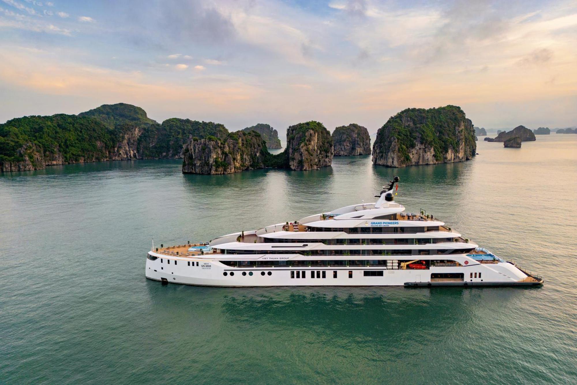 Grand Pioneers Halong Bay Cruise 2 Ha Long Exterior foto
